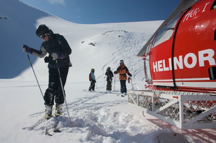 Catherine, Hazel, James, Julie och Richard på heliskiing i Riksgänsen. Foto: Carl Lundberg