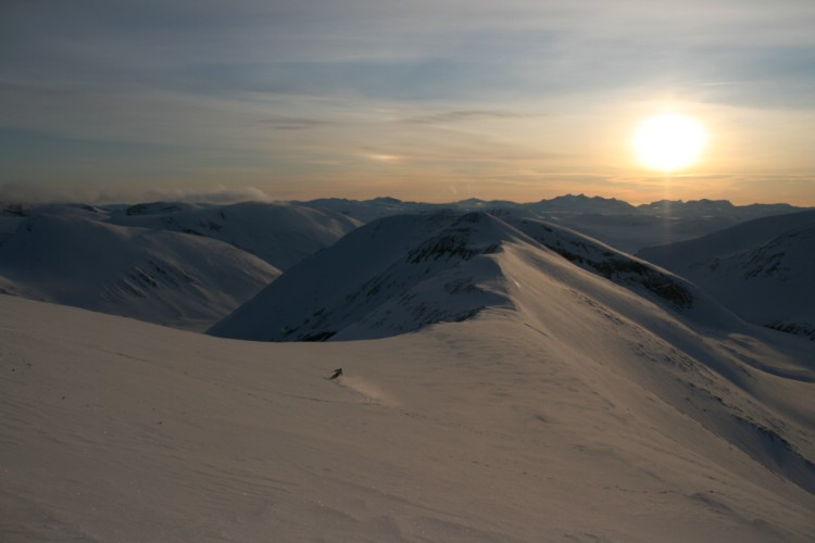 Sen kvällsåkning på Moarhmmacohkka. Heliski Riksgränsen 29 april 2009. Foto: Andreas Bengtsson