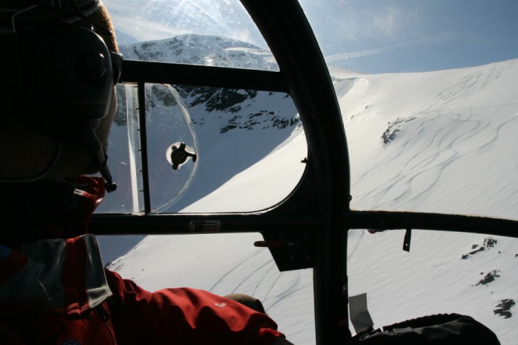 Bergsguide Andreas Bengtsson njuter av spåren från senaste åket. Heliski Riksgränsen 30 april 2009. Foto: Elias Bengtsson