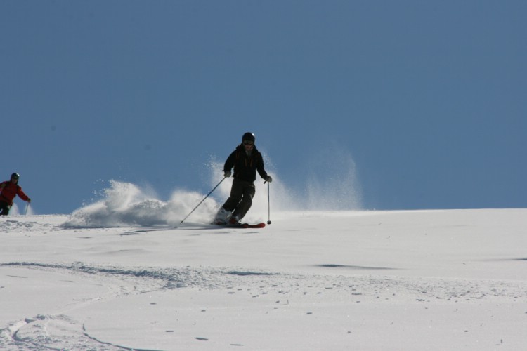 Det går att åka kall mjuksnö i Maj. Heliski Riksgränsen 16 maj 2009. Foto: Andreas Bengtsson